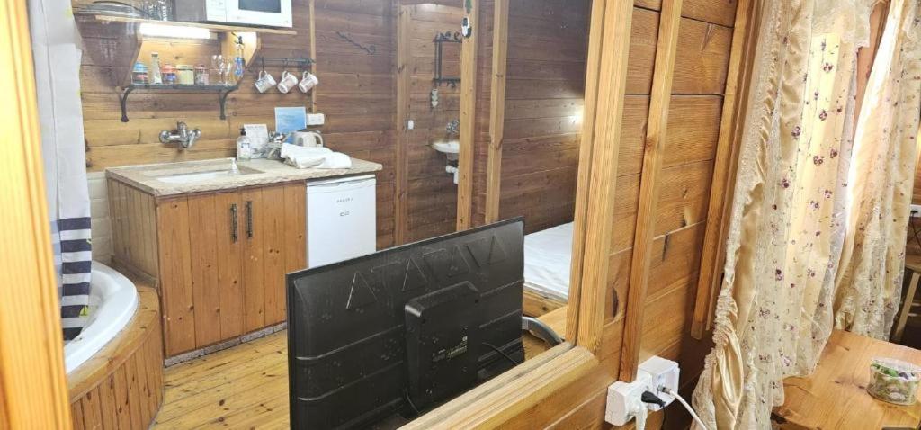 Villa נופש דביר - סוויטות מהממות ובקתה כפרית עם ג'קוזי ליד הכנרת - יש מקלט צמוד Migdal Camera foto